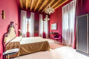 威尼斯Cà Regina Panada - passion on the Canal的卧室设有粉红色的墙壁,卧室内设有一张床