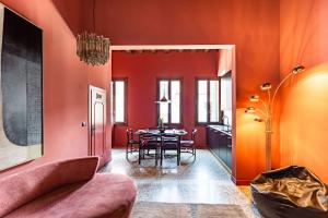 威尼斯Cà Regina Panada - passion on the Canal的一间设有红色墙壁和桌子的用餐室