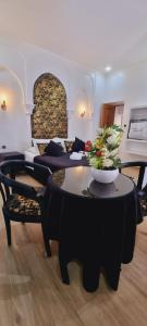 丹吉尔Hotel Palace tanger的客厅配有沙发和鲜花桌