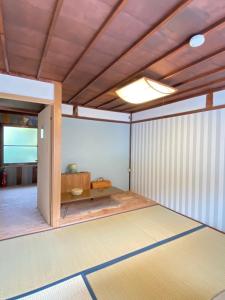 Mitarai跳びしまBASE的一间空房间,设有桌子和天花板