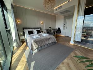 什切青Hanza Tower HOME4U的一间卧室设有一张床和一间客厅。