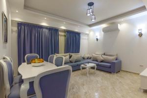 赫尔格达Selena Bay Resort & Beach Club的客厅配有沙发和桌子