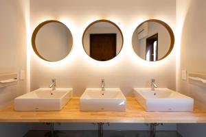 淡路PICNIC　GARDEN的浴室设有2个水槽和2面镜子
