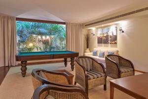 圣达塞拉塞拉高尔夫波尔图湾度假酒店的客厅配有台球桌和沙发