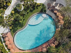 曼谷曼谷瑞享BDMS 健康度假村的大型游泳池的顶部景色