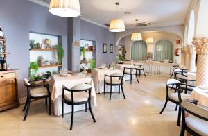 阿尔赫西拉斯阿尔博兰阿尔赫西拉斯酒店的一间在房间内配有桌椅的餐厅