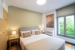 雅典奥利维亚别墅的卧室配有白色的床和2扇窗户。