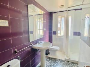佩尼斯科拉CHALET BLAU MAR的紫色浴室设有水槽和镜子
