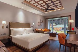 古尔马尔格凯伯尔喜马拉雅Spa度假酒店的一间卧室设有一张床和一间客厅。