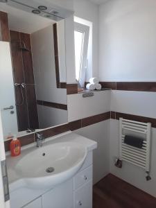 桑德Villa Mariensiel的浴室设有白色水槽和镜子