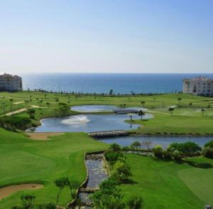 艾西拉Chez Marya Asilah Marina Golf uniquement famille的享有高尔夫球场空中景致,设有两个池塘