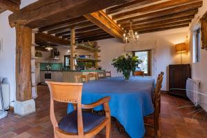 Biéville-en-AugeMaison "Jardin Gaillard"的厨房以及带蓝色桌椅的用餐室。