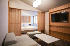 京都Miru Kyoto Gion的配有一张床和一台平面电视的酒店客房