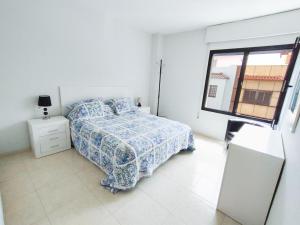 拉拉古纳Céntrico apartamento de 2 dormitorios en La Laguna的白色的卧室设有床和窗户