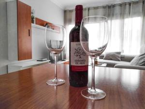 拉拉古纳Céntrico apartamento de 2 dormitorios en La Laguna的桌子上放有一瓶葡萄酒和两杯酒