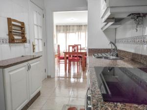 拉拉古纳Céntrico apartamento de 2 dormitorios en La Laguna的带水槽的厨房和带桌子的厨房