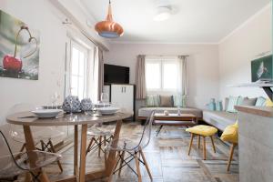 吉亚洛瓦ALMA HILLS Gialova的客厅配有桌子和沙发