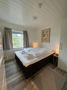 SennesvikSennesvik Apartments Lofoten的卧室内的一张大床,设有窗户