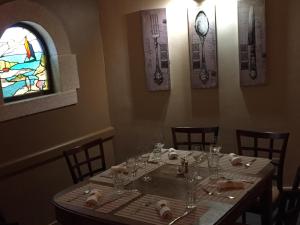 La Chapelle-Caro乐皮特凯瑞奎尔酒店的餐厅里一张桌子,有彩色玻璃窗