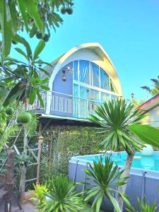 素叻阿曼特拉民宿度假村的带阳台和游泳池的度假屋