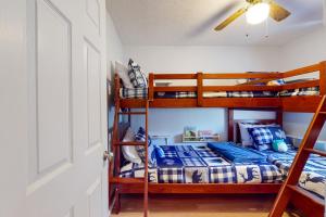 马吉谷Elk Valley Lodge的一间卧室设有两张双层床和吊扇