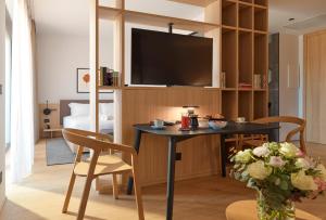 ButtrioLe Fucine Hotel的客厅配有桌子和电视。