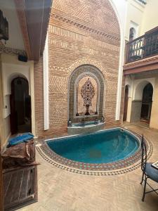 马拉喀什博纳尔庭院旅馆的一座带墙壁的大型游泳池
