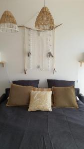 滨海卡瓦莱尔Joli Studio cavalaire的一间卧室配有带2个枕头的床