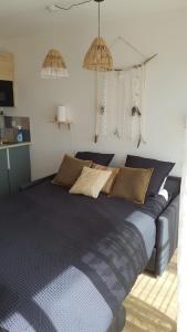 滨海卡瓦莱尔Joli Studio cavalaire的一间卧室配有蓝色的床和枕头