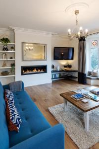 伊尔克利Wharfedale Retreat的客厅设有蓝色的沙发和壁炉