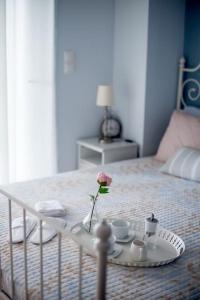 普雷韦扎Villa Archontia Family House!!!的一张带桌子的床,上面有鲜花托盘