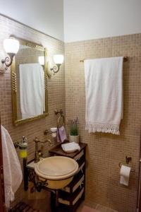 普雷韦扎Villa Archontia Family House!!!的浴室配有盥洗盆、镜子和毛巾