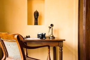 科钦老港酒店的一张桌子,上面有摄像头和一张头的照片