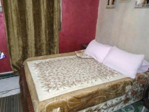 开罗City Hostel的一张带白色枕头的小床