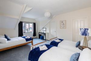伊尔克利Wharfedale Retreat的一间卧室设有两张床和窗户。
