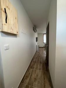 Saint-FonsSuperbe appartement à 15min de Lyon的走廊设有白色墙壁和木地板