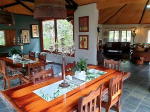 MaguduBelvedere Game Ranch的用餐室配有大型木桌和椅子
