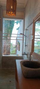 SantʼAnaTribal Green Camp Private Room 1的一间带水槽和大窗户的浴室