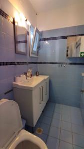 斯基亚索斯镇马托酒店的浴室配有白色卫生间和盥洗盆。