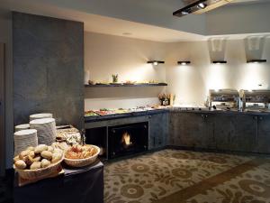 斯克拉斯卡波伦巴VacationClub - Cristal Resort Apartament 314的厨房中间设有壁炉