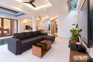 塞米亚克Villa Mia Seminyak - Boutique Villas的客厅配有沙发和桌子