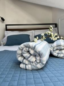 Hanwell4 Wharncliffe Drive的一间卧室配有一张床,上面有两条毛巾