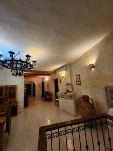 Għajn il-KbiraExclusive Pool with your own views with 3 bedrooms and 4 bathrooms in Gozo的大厨房和带吊灯的客厅