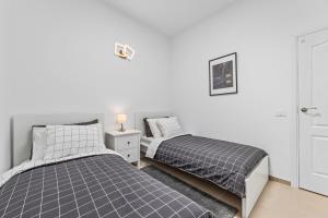 特吉塞Home2Book Charming Apartment Teguise, Terrace的卧室内两张并排的床