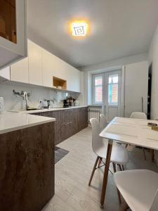 乌兰巴托Newly renovated rental unit with free parking的厨房配有桌椅和水槽。