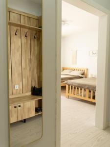 乌兰巴托Newly renovated rental unit with free parking的客房设有带一张床和镜子的卧室