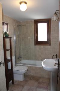 伊萨瓦Casa Rural Anie的浴室配有卫生间、盥洗盆和淋浴。
