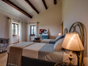 CervidoneLa Guest House della Tenuta di Tavignano的一间卧室配有两张床和一盏灯