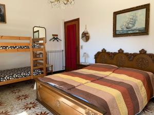 Teriasca拉玛格丽特迪特里亚斯卡住宿加早餐旅馆的一间卧室配有一张床和一张双层床。