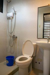 科隆Casa Amanda bungalow with hi-speed internet的浴室配有卫生间、盥洗盆和淋浴。